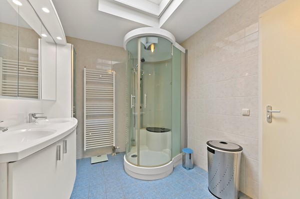 Te koop: Uniek vormgegeven woning met diverse indelingsmogelijkheden!
Veel ruimte voor parkeren auto's en/of motoren Foto_Kluishof30_Maasland_47.jpg