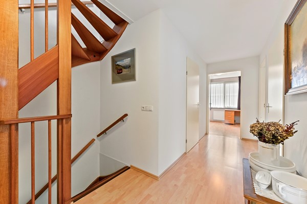 Te koop: Uniek vormgegeven woning met diverse indelingsmogelijkheden!
Veel ruimte voor parkeren auto's en/of motoren Foto_Kluishof30_Maasland_56.jpg