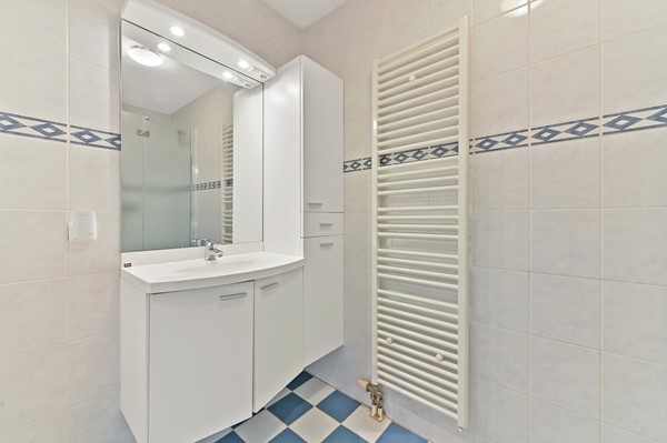 Te koop: Uniek vormgegeven woning met diverse indelingsmogelijkheden!
Veel ruimte voor parkeren auto's en/of motoren Foto_Kluishof30_Maasland_57.jpg