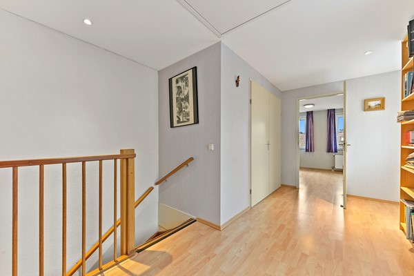 Te koop: Uniek vormgegeven woning met diverse indelingsmogelijkheden!
Veel ruimte voor parkeren auto's en/of motoren Foto_Kluishof30_Maasland_66.jpg