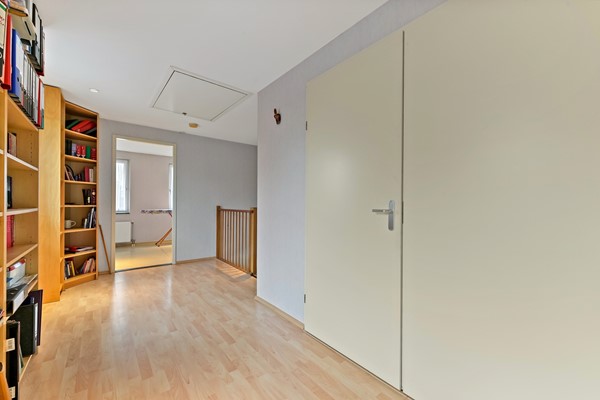 Te koop: Uniek vormgegeven woning met diverse indelingsmogelijkheden!
Veel ruimte voor parkeren auto's en/of motoren Foto_Kluishof30_Maasland_67.jpg