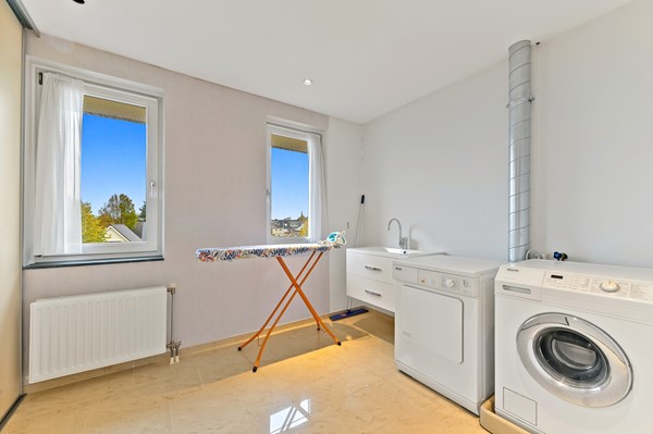 Te koop: Uniek vormgegeven woning met diverse indelingsmogelijkheden!
Veel ruimte voor parkeren auto's en/of motoren Foto_Kluishof30_Maasland_68.jpg