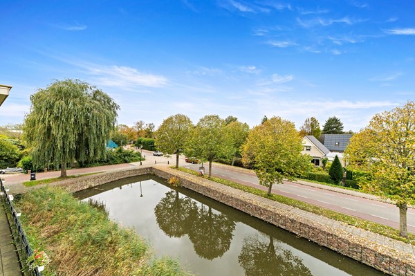 Te koop: Uniek vormgegeven woning met diverse indelingsmogelijkheden!
Veel ruimte voor parkeren auto's en/of motoren Foto_Kluishof30_Maasland_70.jpg