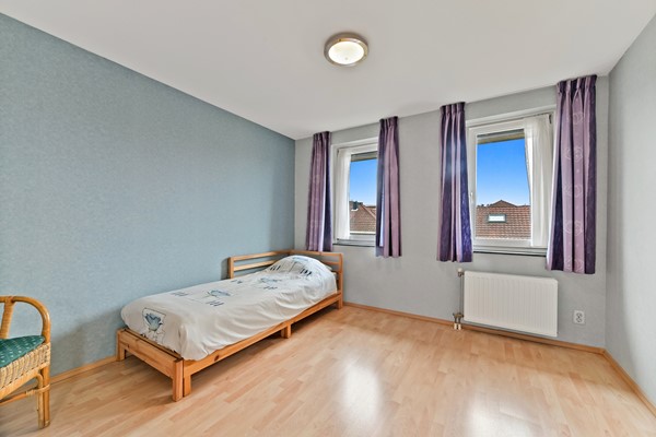 Te koop: Uniek vormgegeven woning met diverse indelingsmogelijkheden!
Veel ruimte voor parkeren auto's en/of motoren Foto_Kluishof30_Maasland_74.jpg