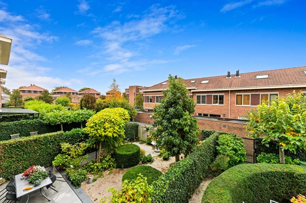 Te koop: Uniek vormgegeven woning met diverse indelingsmogelijkheden!
Veel ruimte voor parkeren auto's en/of motoren Foto_Kluishof30_Maasland_76.jpg