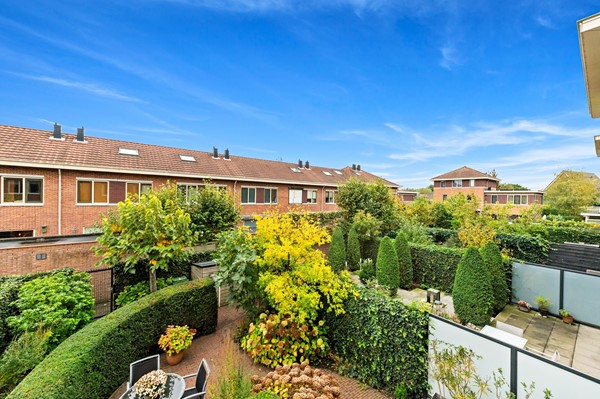 Te koop: Uniek vormgegeven woning met diverse indelingsmogelijkheden!
Veel ruimte voor parkeren auto's en/of motoren Foto_Kluishof30_Maasland_77.jpg