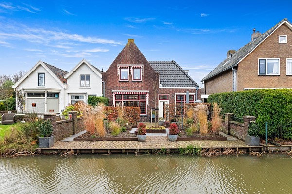 Te koop: Karakteristieke woning in het centrum van Maasland met prachtige achtertuin aan het water. 
Mogelijkheid om gelijkvloers een badkamer en slaapkamer te realiseren in de garage