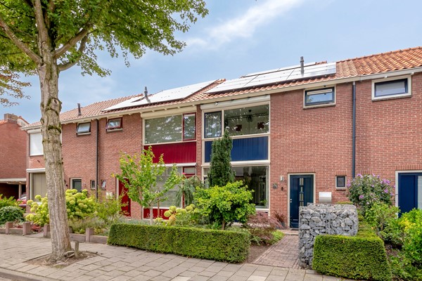 Verkocht onder voorbehoud: Instapklare geheel gemoderniseerde, verduurzaamde (label B) en uitgebouwde tussenwoning met ruime tuin, hobbyruimte en glazen veranda – in hartje Westervoort!