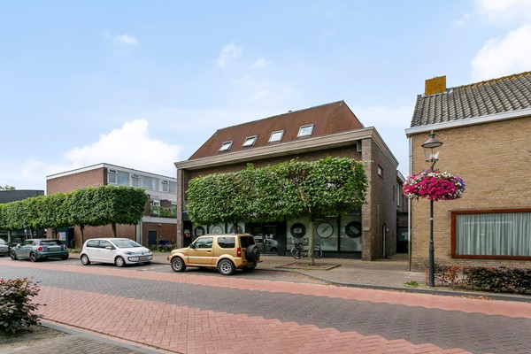 Te koop: Mooi gemoderniseerde maisonnette in het centrum van Terheijden met een groot dakterras op het westen en met veel privacy.