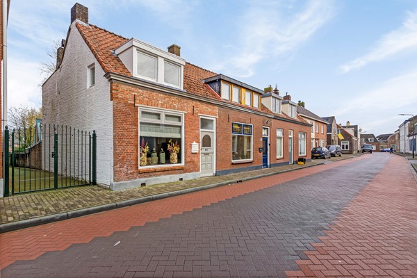 Verkocht onder voorbehoud: Uitgebouwde half vrijstaande woning biedt veel gezelligheid en heeft een heerlijke royale zonnige achtertuin.