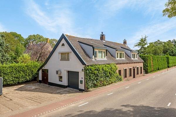 Te koop: Ruime vrijstaande woonboerderij met 5 ruime kamers, grote keuken en garage op een perceel van 1320 M2.