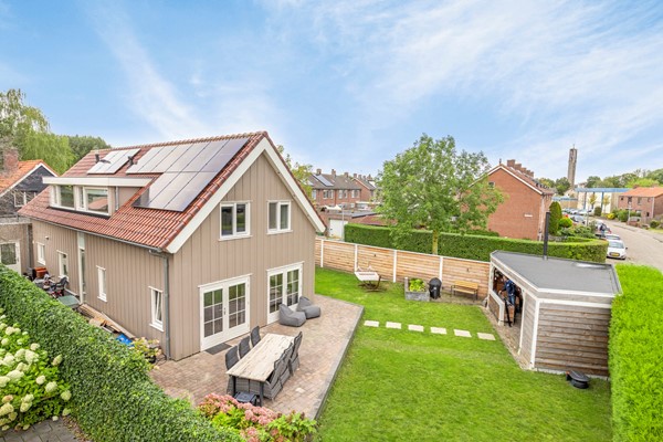 Te koop: Rust, ruimte en privacy vind je hier in deze gemoderniseerde karakteristieke vrijstaande woning met garage op een perceel van 486 m². 