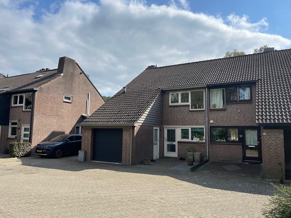 Te koop: Ruime hoekwoning met garage gelegen op een gewilde woonlocatie. 