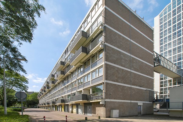 Sold subject to conditions: Akerwateringstraat 73, 1069 GB Amsterdam