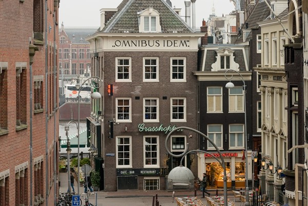 Aan de Beursstraat leeft de eeuwenoude koopmansgeest voort in de digitale handel van vandaag.