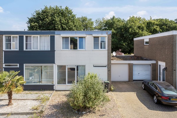 Verkocht: Hele leuke twee-onder-een-kapwoning met inpandige garage en ruime omsloten tuin. 