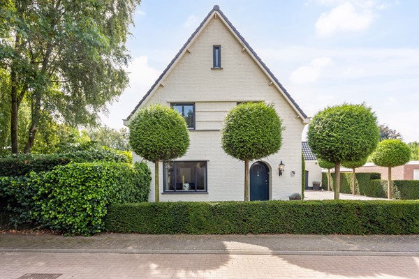 Verkocht: Ruim, volledig gemoderniseerd, keurig onderhouden, vrijstaande woning, kelder, royale achteraanbouw, grote garage, diepe omsloten tuin met terrassen, gazon, zwembad en tuinhuis. 