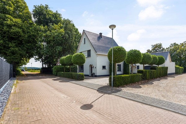 Verkocht: Ruim, volledig gemoderniseerd, keurig onderhouden, vrijstaande woning, kelder, royale achteraanbouw, grote garage, diepe omsloten tuin met terrassen, gazon, zwembad en tuinhuis. 