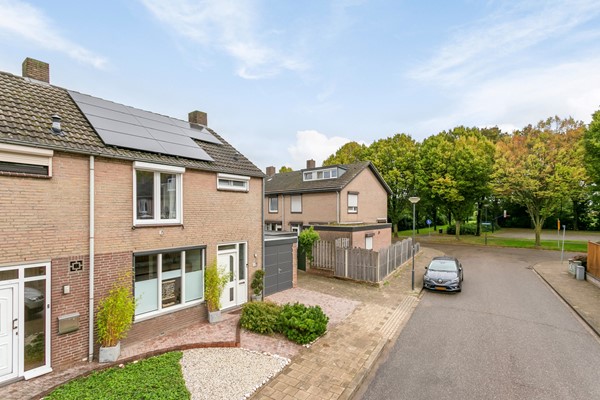 Verkocht: Zeer goed onderhouden hoekwoning met inpandige garage/berging, bijkeuken. Vier prima slaapkamers. En een hele locatie in het rustige dorp Guttecoven!