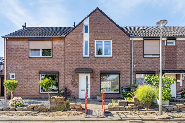 Verkocht: Instapklaar? Vier slaapkamers? Goede locatie? Dan bent u hier bij de juiste woning!