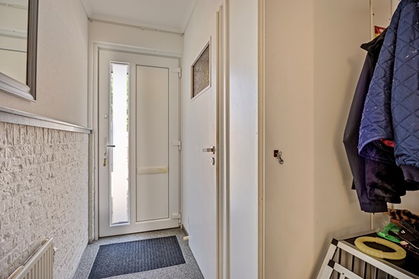 Verkocht: Instapklaar? Vier slaapkamers? Goede locatie? Dan bent u hier bij de juiste woning!