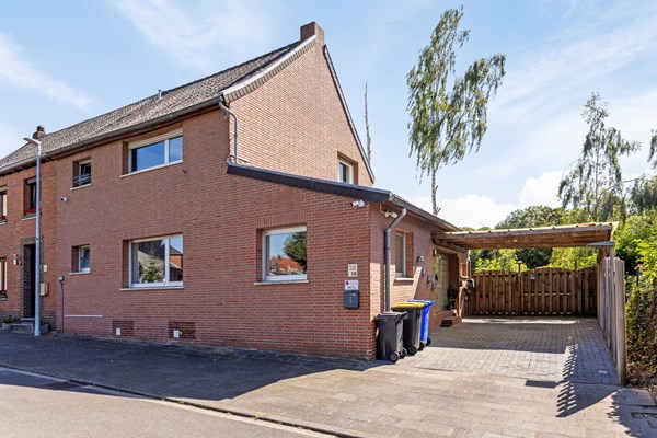 Onder bod: Net over de grens ligt deze ruime hoekwoning, ideaal voor starters/jonge gezinnen!