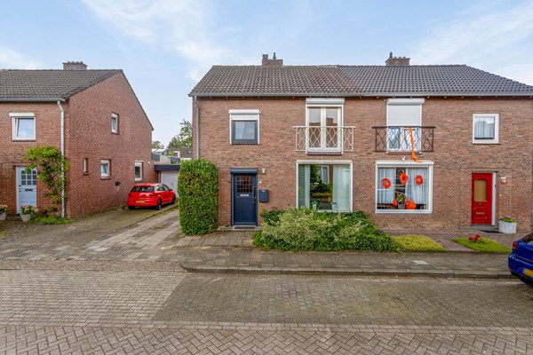 Verkocht: Een charmante twee-onder-een-kapwoning met vier slaapkamers en enorm veel potentie. 