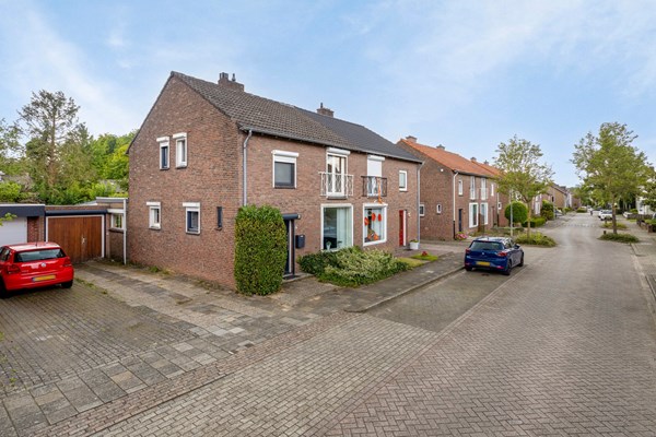 Verkocht: Een charmante twee-onder-een-kapwoning met vier slaapkamers en enorm veel potentie. 