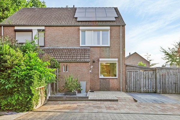 Verkocht onder voorbehoud: Twee onder een kapwoning met vier slaapkamers en voorzien van 10 zonnepanelen!