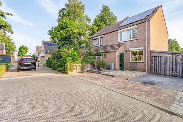 Verkocht onder voorbehoud: Twee onder een kapwoning met vier slaapkamers en voorzien van 10 zonnepanelen!