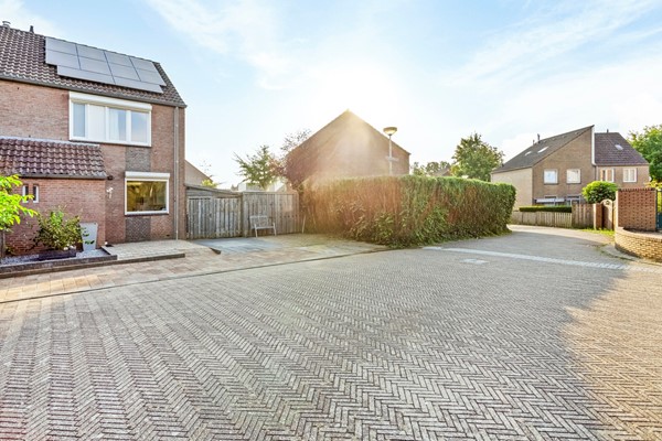 Verkocht onder voorbehoud: Twee onder een kapwoning met vier slaapkamers en voorzien van 10 zonnepanelen!