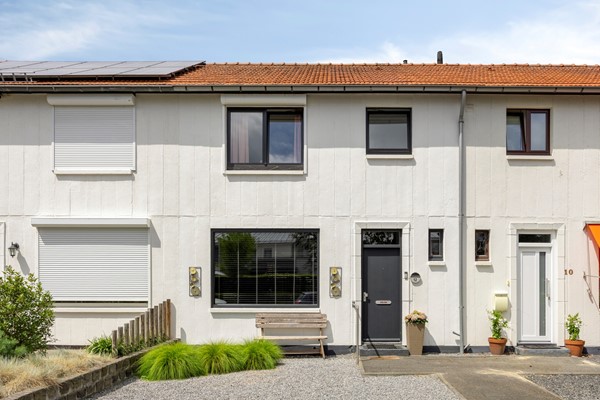 Te koop: Tussenwoning met stijlvolle uitbouw, moderne afwerking en diepe tuin op het zuid oosten.