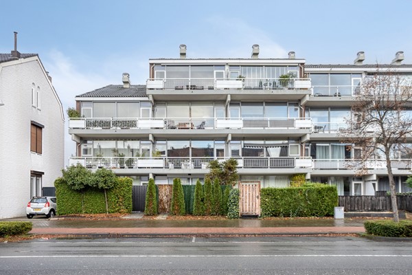 Te koop: Tweelaags appartement met een totale woonoppervlakte van circa 100m² met een ruime slaapkamer, een lichte woon- en eetkamer met moderne
open keuken, een zonnig balkon en een eigen garage.