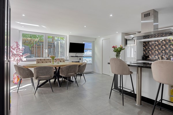 Te koop: Een woning met een speelse indeling, moderne afwerking en verrassend veel gebruiksmogelijkheden. 