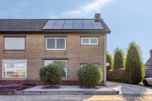 Te koop: Een instapklare hoekwoning die verrassend veel ruimte biedt, zowel binnen als buiten!
