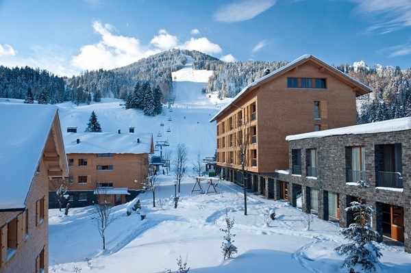 Te koop: Prachtig ,,op en aan de piste`` gelegen appartement in het landal Burserberg Resort met fenomenaal uitzicht richting de Arlberg met Zurs, Lech en st.Anton. 
