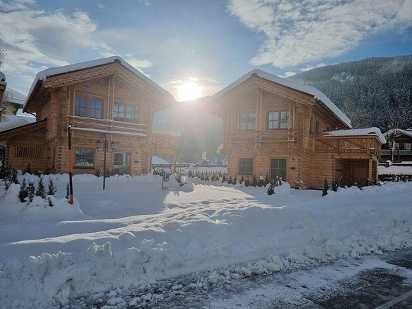 Te koop: Filzmoos, uniek aanbod. Een prachtig sfeervol 3 kamer Chalet ( bijna ,, ski in ski out '' ) te koop met eigen sauna in Filzmoos / Ski Amade.