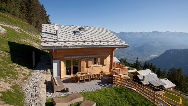 Te koop: Les Collons : in de Q-vallees / Les Collons / Verbier skigebied,  met 412 km pisten,  een mooi ruim 6 kamer familie chalet  met 5 slaapkamers en 5 badkamers  !  