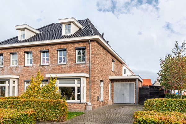 Verkocht: Riante half-vrijstaande villa met garage op grote kavel grond!