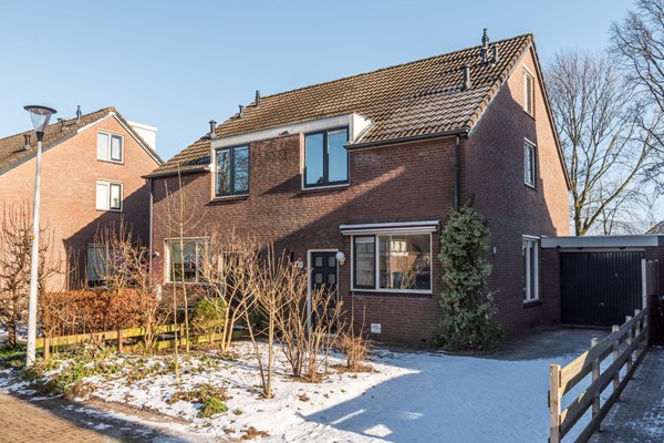 Verkocht: Mooi tweekapper met verlengde garage op fraaie locatie!