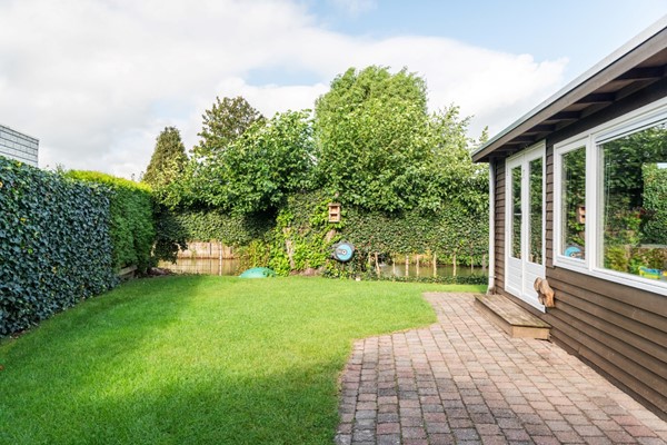 Verkocht: Mooie bouwkavel aan het water voor een nieuw chalet!