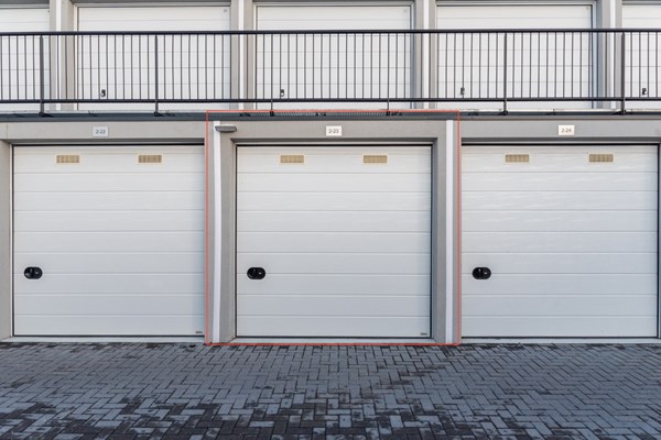 Te koop: Garagebox voor opslag of als bedrijfsruimte op toplocatie!