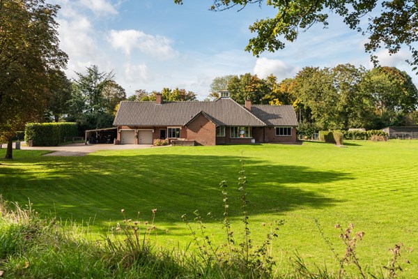 Te koop: Schitterende villa op unieke locatie aan de rand van het dorp!