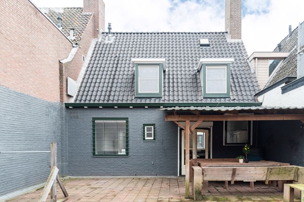 Te koop: Fijne royale bovenwoning met riant terras en eigen garage!