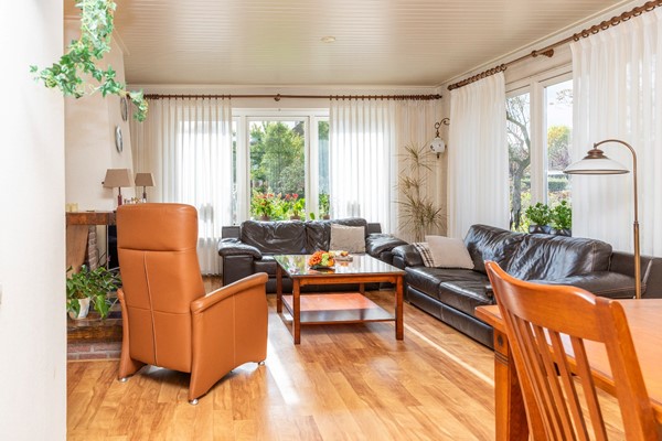 Te koop: Riant wonen aan de rand van het dorp: groot perceel en fraaie vrijstaande garage! Te koop: Riant wonen aan de rand van het dorp: groot perceel en fraaie vrijstaande garage!