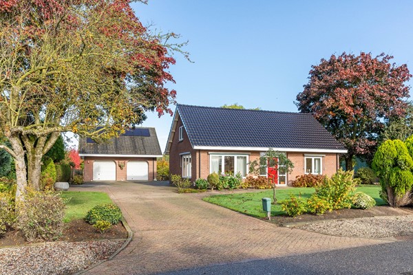 Te koop: Riant wonen aan de rand van het dorp: groot perceel en fraaie vrijstaande garage! Te koop: Riant wonen aan de rand van het dorp: groot perceel en fraaie vrijstaande garage!