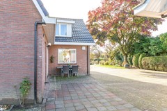 Riant wonen aan de rand van het dorp: groot perceel en fraaie vrijstaande garage! 08777966_96.jpg