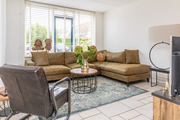 Te koop: Leuke starters woning met berging aan hofje en fijne diepe tuin!