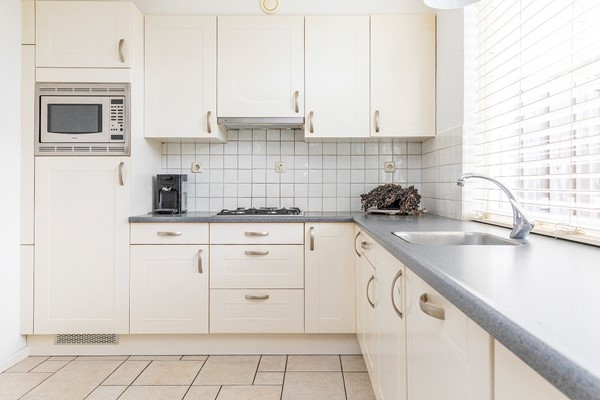 Te koop: Leuke starters woning met berging aan hofje en fijne diepe tuin!