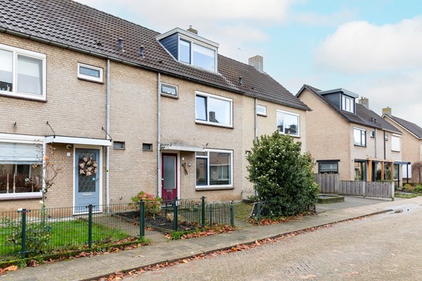 Te koop: Op zoek naar 2 rechterhanden voor deze royale woning met garage, berging en carport!